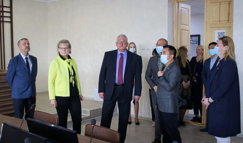 Министр образования РБ Игорь Карпенко посетил Институт Конфуция в рамках рабочей поездки